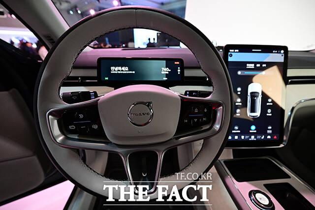 EX90의 스티어링휠.