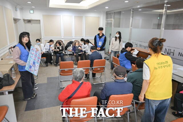 공주시 왕진버스가 지난달 31일 의당농협을 시작으로 올해 농촌 왕진버스 사업을 펼친다. /공주시