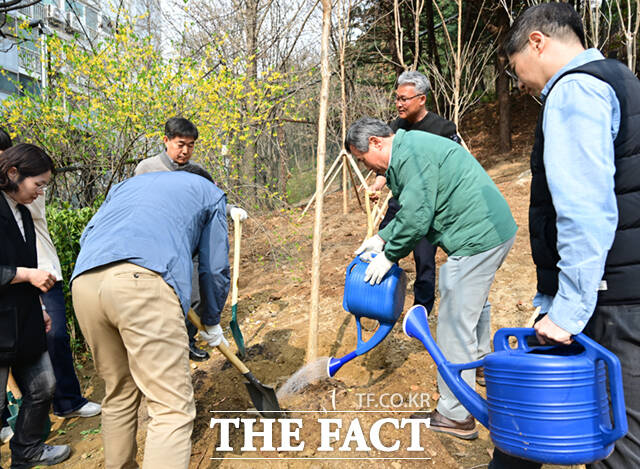 오승록 노원구청장(가운데)과 월계동 주민, 지역아동센터 아동 등 노원구 지역주민들이 식목일을 앞둔 1일 오후 서울 노원구 초안산숲속작은도서관 옆 부지에서 열린 '제81회 식목일 기념 100만 그루 나무심기' 행사에 참여해 산수유 묘목을 식재하고 있다. /이새롬 기자