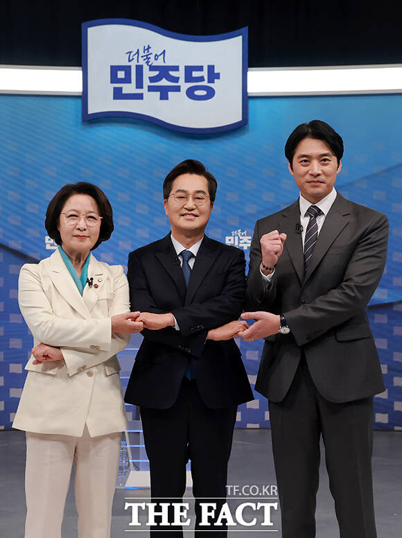 더불어민주당 추미애·김동연·한준호 경기도지사 경선후보(왼쪽부터)가 1일 오후 서울 양천구 SBS 목동 스튜디오에서 열린 더불어민주당 경기도지사 후보자 2차 TV 합동토론회에 참석해 토론을 준비하고 있다. /국회사진기자단