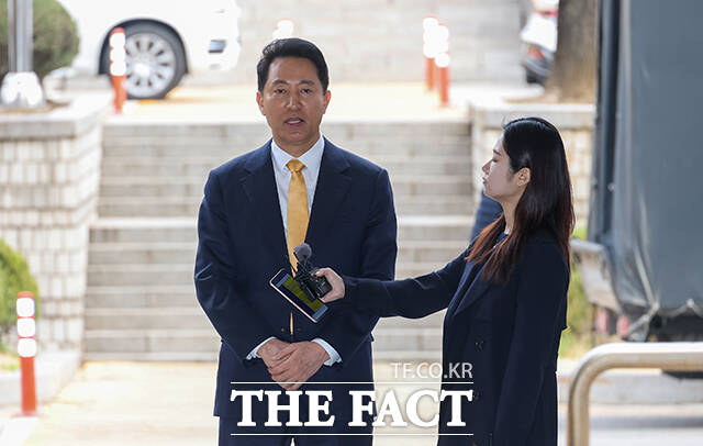 오세훈 서울시장이 1일 오전 서울 서초구 서울중앙지법에서 열린 정치자금법 위반 혐의 관련 공판에 출석하며 취재진 질문에 답하고 있다. /박상민 기자