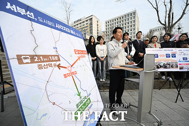 오세훈 서울시장이 1일 오전 서울 서대문구 서부선 도시철도 현장을 방문해 브리핑을 하고 있다. /박헌우 기자