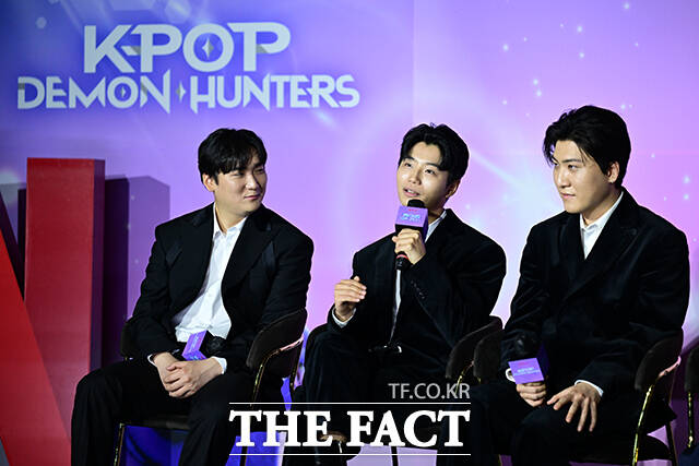 함께 오스카 들어올린 매기 강 감독(왼쪽)과 '골든'의 가창자 이재.