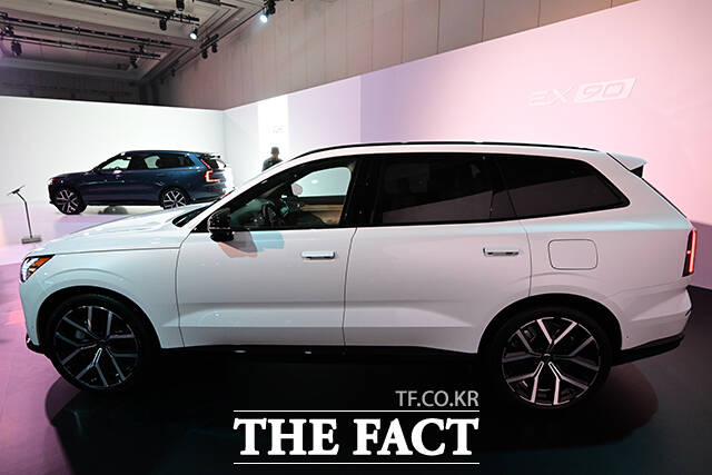 전시된 볼보의 EX90 울트라 트림.