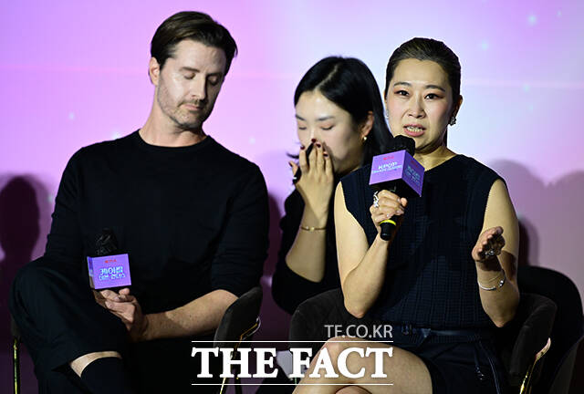 함께 오스카 들어올린 매기 강 감독(왼쪽)과 '골든'의 가창자 이재.