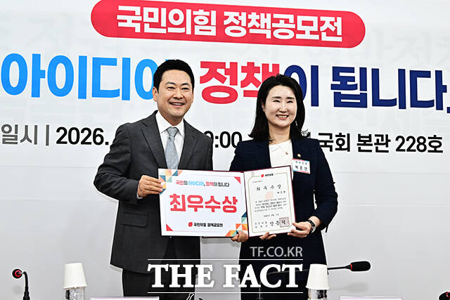 장동혁 국민의힘 대표(왼쪽 네번째)가 1일 오전 서울 여의도 국회에서 열린 국민의힘 정책공모전 ‘국민의 아이디어, 정책이 됩니다’ 시상식에 참석해 최우수상 수상자 박은선(왼쪽 세번째), 김다연 씨(왼쪽 다섯번째)와 기념사진 촬영을 하고 있다. /국회=배정한 기자