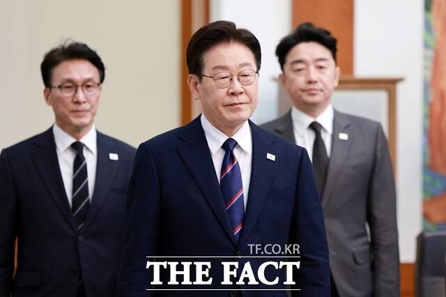 이재명 정부는 다주택자가 보유한 수도권·규제지역 아파트 주택담보대출 만기연장을 원칙적으로 불허한다고 밝혔다. 사진은 이재명 대통령이 지난달 31일 청와대에서 열린 국무회의에 입장하고 있다. /뉴시스