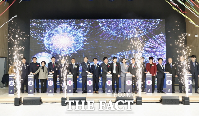 청양군이 1일 김돈곤 청양군수를 비롯한 기관 단체장들이 참석한 가운데 정산다목적복지관 준공식을 열고 있다. /청양군