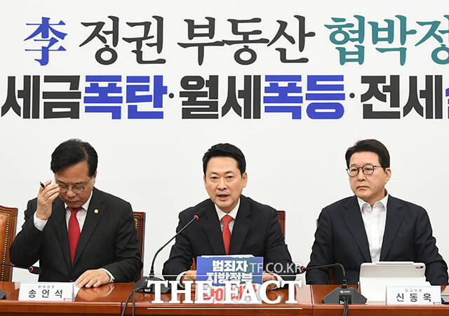 정당의 핵심적 권리인 '공천권'이 정치의 영역을 넘어 법정 공방으로 번지고 있다. 사진은 장동혁 국민의힘 대표(가운데)가 지난달 30일 오전 서울 여의도 국회에서 열린 국민의힘 최고위원회의에 참석해 모두발언을 하고 있는 모습. /박상민 기자