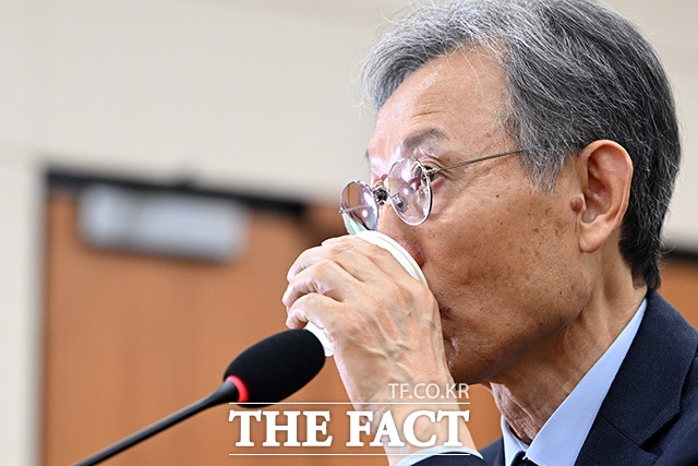 인사청문회에서 의원 질의에 답하는 고광헌 방송미디어통신심의위원회 위원장 후보자.