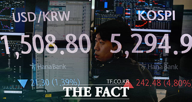 미국과 이란의 전쟁 종전에 대한 기대감이 커진 1일 오전 서울 중구 하나은행 딜링룸에 지수가 표시되고 있다. /서예원 기자