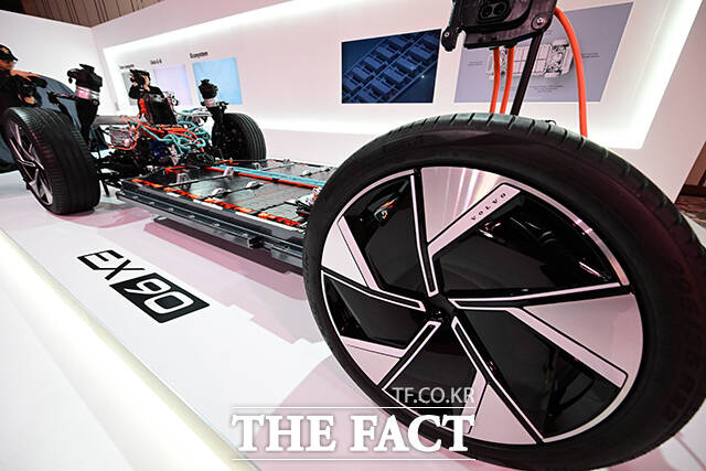 전기 SUV EX90의 프레임 및 플랫폼.