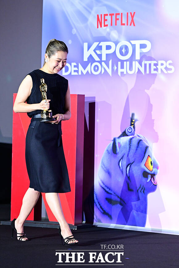 함께 오스카 들어올린 매기 강 감독(왼쪽)과 '골든'의 가창자 이재.