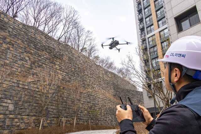 DL이앤씨는 국토부 하자심사분쟁조정위원회가 지난해부터 올해 2월까지 집계한 하자판정 통계에서 하자 건수 0건을 기록했다. 사진은 DL이앤씨 직원이 옹벽, 비탈면 등을 드론을 활용해 점검하고 있는 모습. /DL이앤씨