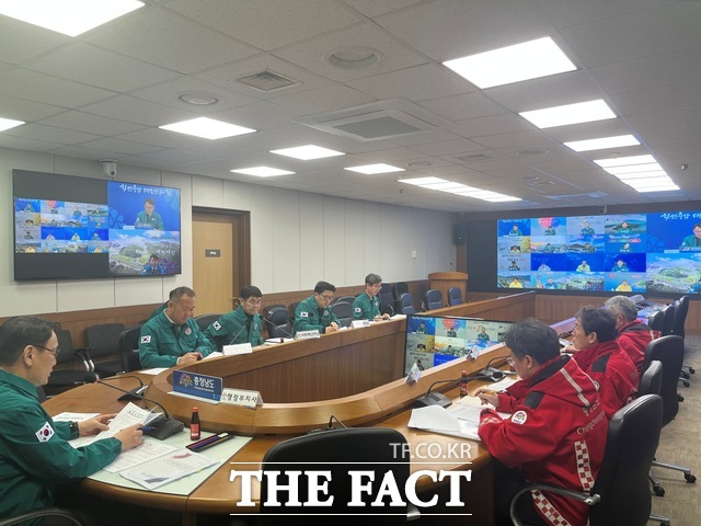 홍종완 충남도 행정부지사와 시군 부단체장들이 1일 충남도청에서 열린 산불 방지 특별대책회의에서 청명·한식 주간 산불 대응 계획을 점검하고 있다. /충남도
