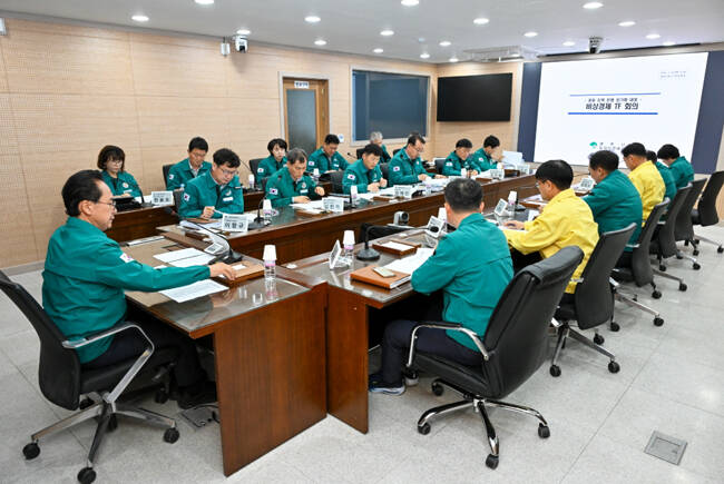 영주시가 지난달 31일 엄태현 시장 권한대행 주재로 ‘중동지역 전쟁 장기화 대응 비상경제 TF회의’를 열고 민생 안정과 산업 피해 최소화 방안을 집중 논의했다. /영주시