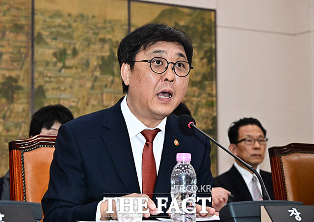 김교흥 문체위원장이 1일 오후 서울 여의도 국회에서 열린 문화체육관광위원회 전체회의에 참석해 안건을 상정하고 있다.