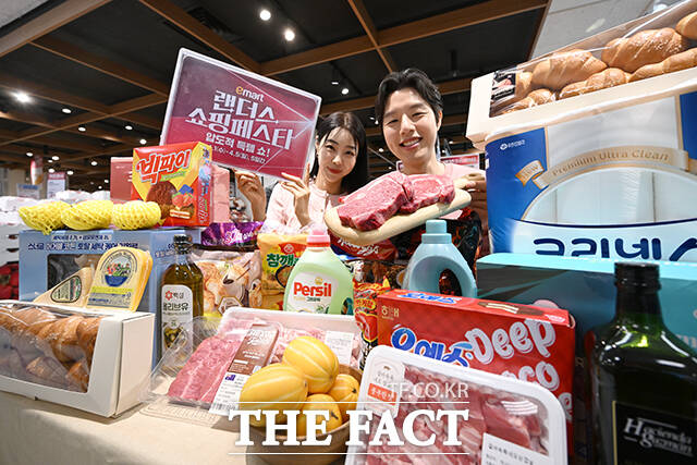 이마트가 ‘랜더스 쇼핑페스타’를 진행한다고 밝힌 1일 오전 서울 용산구 이마트 용산점에서 모델들이 행사 상품을 선보이고 있다. /서예원 기자