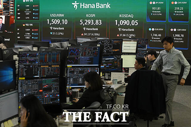 미국과 이란의 전쟁 종전에 대한 기대감이 커진 1일 오전 서울 중구 하나은행 딜링룸에 지수가 표시되고 있다. /서예원 기자