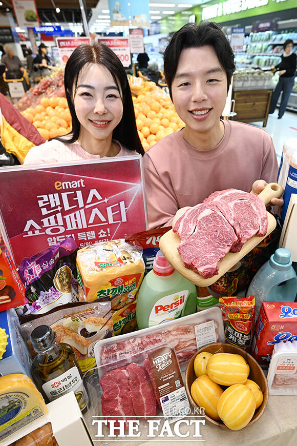 이마트가 ‘랜더스 쇼핑페스타’를 진행한다고 밝힌 1일 오전 서울 용산구 이마트 용산점에서 모델들이 행사 상품을 선보이고 있다. /서예원 기자