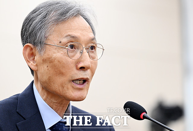 인사청문회에서 의원 질의에 답하는 고광헌 방송미디어통신심의위원회 위원장 후보자.