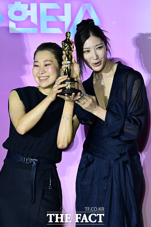 함께 오스카 들어올린 매기 강 감독(왼쪽)과 '골든'의 가창자 이재.