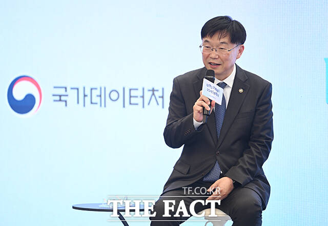 배우 이준혁(왼쪽)과 박선영 아나운서가 1일 오후 서울 중구 한국프레스센터에서 열린 '2025년 기준 경제총조사 홍보모델 위촉식'에 참석해 기념촬영을 하고 있다. /박헌우 기자