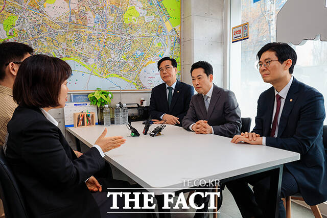 송언석 국민의힘 원내대표와 장동혁 대표, 조정훈 의원(왼쪽부터)이 1일 서울 마포구 마포자이더센트리지 단지 상가의 한 부동산을 찾아 부동산 시장 점검을 하고 있다.