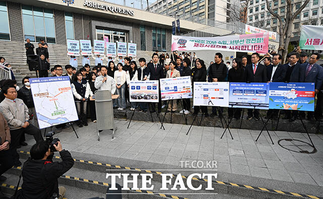 오세훈 서울시장이 1일 오전 서울 서대문구 서부선 도시철도 현장을 방문해 브리핑을 하고 있다. /박헌우 기자