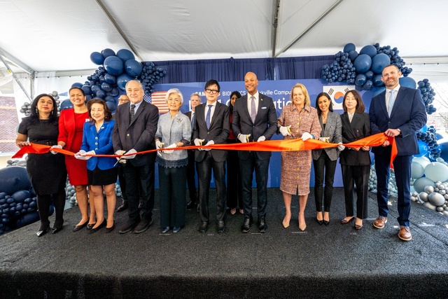지난달 31일(현지시간) 미국 메릴랜드주 록빌 바이오의약품 생산시설에서 열린 인수 완료식에서 참석자들이 기념 촬영을 하고 있다. 사진 왼쪽 앞줄 다섯번째부터 강경화 주미한국대사, 존 림 삼성바이오로직스 대표, 웨스 무어 메릴랜드 주지사, 에이프릴 델라니 미국 연방하원의원. /삼성바이오로직스