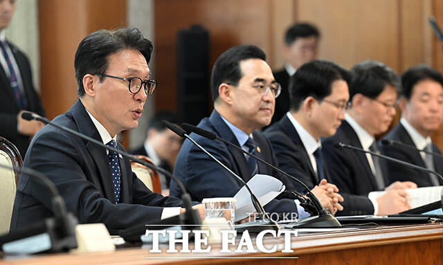 김민석 국무총리(왼쪽)가 1일 오후 서울 종로구 정부서울청사에서 열린 제2차 국토대전환 범정부 추진협의회 회의에 참석해 모두발언을 하고 있다. /임영무 기자