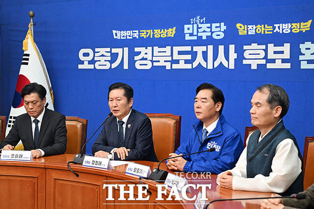 후보 환영식에서 발언하는 오중기 더불어민주당 경북도지사 후보(오른쪽).