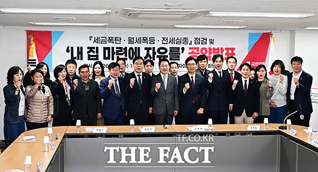 송언석 국민의힘 원내대표와 장동혁 대표, 조정훈 의원(왼쪽부터)이 1일 서울 마포구 마포자이더센트리지 단지 상가의 한 부동산을 찾아 부동산 시장 점검을 하고 있다.