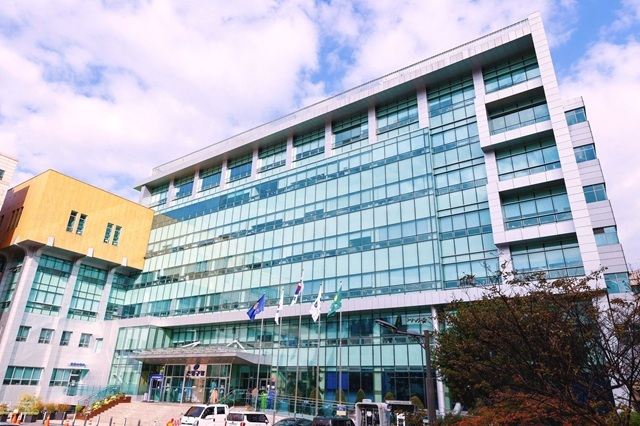 서울 은평구는 은평광역자원순환센터 분담금은 시설 이용 및 운영 협력의 대가일 뿐 소유권과는 무관하다는 입장이다. 사진은 은평구청사 전경 모습. /은평구