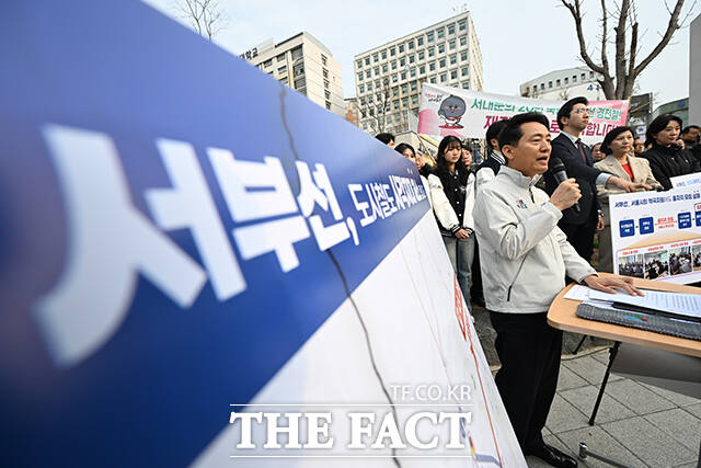 오세훈 서울시장이 1일 오전 서울 서대문구 서부선 도시철도 현장을 방문해 브리핑을 하고 있다. /박헌우 기자
