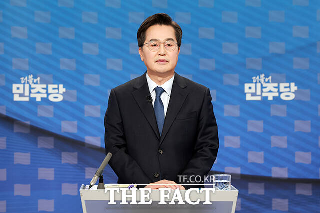 더불어민주당 추미애·김동연·한준호 경기도지사 경선후보(왼쪽부터)가 1일 오후 서울 양천구 SBS 목동 스튜디오에서 열린 더불어민주당 경기도지사 후보자 2차 TV 합동토론회에 참석해 토론을 준비하고 있다. /국회사진기자단