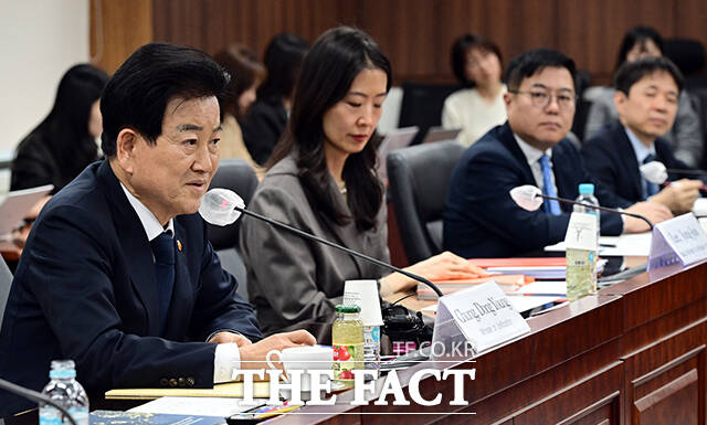 정동영 통일부 장관이 1일 오후 서울 종로구 정부서울청사에서 열린 EU의회 외교위원회 방한단 면담에 참석해 인사말을 하고 있다. /임영무 기자