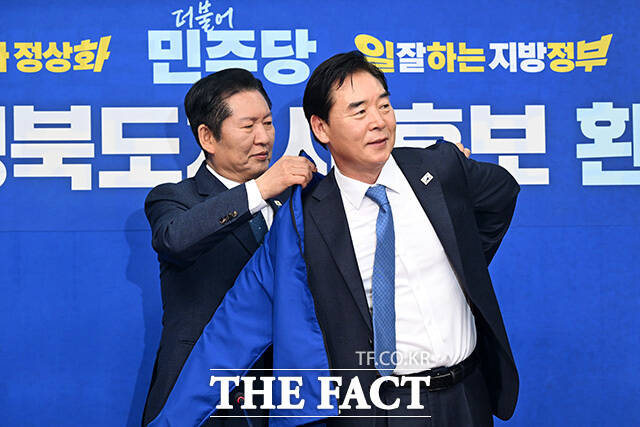 후보 환영식에서 발언하는 오중기 더불어민주당 경북도지사 후보(오른쪽).