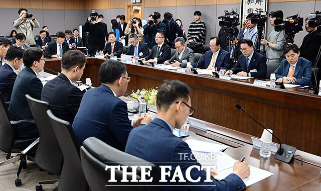 이억원 금융위원장이 1일 오전 서울 종로구 정부서울청사에서 열린 가계부채 점검회의에 참석해 모두발언을 하고 있다. /임영무 기자