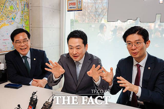 장동혁 국민의힘 대표와 송언석 원내대표 등이 1일 서울 마포구 마포자이더센트리지 단지 상가의 한 부동산을 찾아 부동산 시장 점검을 하고 있다. /배정한 기자