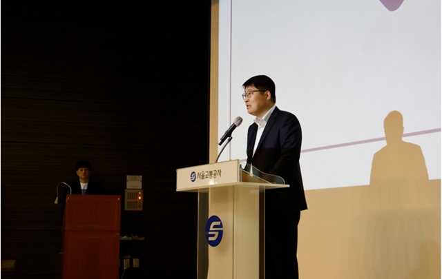 서울교통공사는 서울 지하철 276개 전 역사에서 시민 안전 관리와 서비스 품질을 높이기 위해 영업본부와 기술본부 간 협업 체계를 강화한다고 1일 밝혔다. 김태균 서울교통공사 사장이 영업·기술본부 소통·협업 워크숍에서 격려사를 하고 있다. /서울교통공사