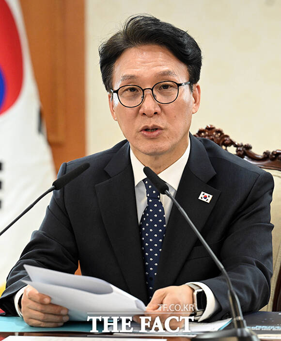 김민석 국무총리(왼쪽)가 1일 오후 서울 종로구 정부서울청사에서 열린 제2차 국토대전환 범정부 추진협의회 회의에 참석해 모두발언을 하고 있다. /임영무 기자