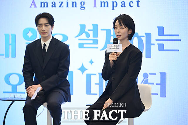 배우 이준혁(왼쪽)과 박선영 아나운서가 1일 오후 서울 중구 한국프레스센터에서 열린 '2025년 기준 경제총조사 홍보모델 위촉식'에 참석해 기념촬영을 하고 있다. /박헌우 기자