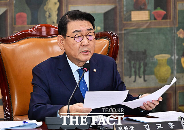 김교흥 문체위원장이 1일 오후 서울 여의도 국회에서 열린 문화체육관광위원회 전체회의에 참석해 안건을 상정하고 있다.