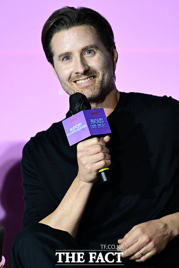 함께 오스카 들어올린 매기 강 감독(왼쪽)과 '골든'의 가창자 이재.