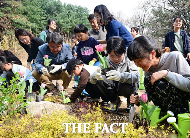 오승록 노원구청장(가운데)과 월계동 주민, 지역아동센터 아동 등 노원구 지역주민들이 식목일을 앞둔 1일 오후 서울 노원구 초안산숲속작은도서관 옆 부지에서 열린 '제81회 식목일 기념 100만 그루 나무심기' 행사에 참여해 산수유 묘목을 식재하고 있다. /이새롬 기자