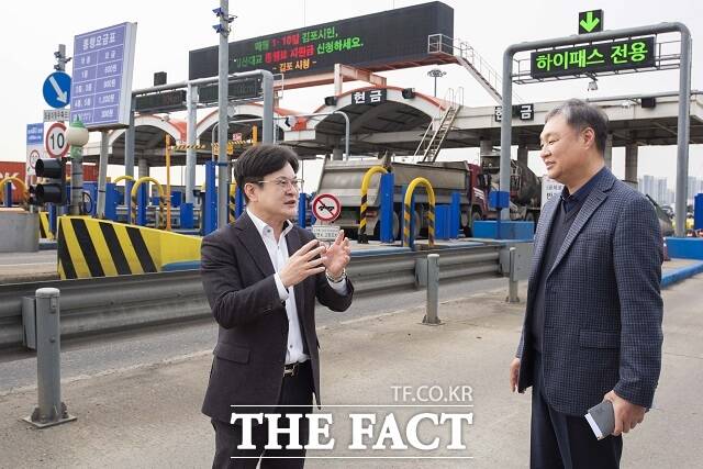 김병수 김포시장이(왼쪽) 1일 일산대교 현장을 방문해 상황을 점검하고 있다. /김포시