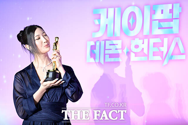 함께 오스카 들어올린 매기 강 감독(왼쪽)과 '골든'의 가창자 이재.