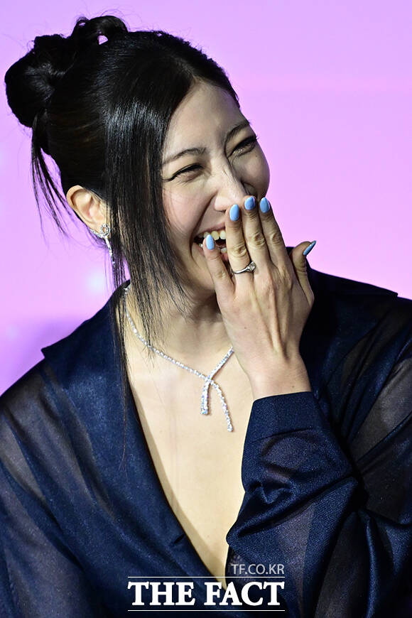 함께 오스카 들어올린 매기 강 감독(왼쪽)과 '골든'의 가창자 이재.