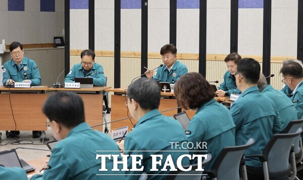 최충규 대전시 대덕구청장과 간부공무원들이 1일 구청 대회의실에서 회의를 진행하고 있다. /대덕구